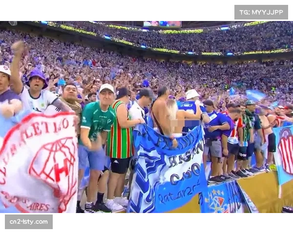 特写：沙尔克04门将扑出关键点球后与球迷的激情互动